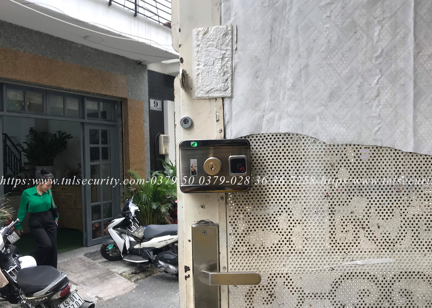 Lap-dat-khoa-dien-van-tay-cong-sat-cho-nha-tro-tai-Phu-Nhuan